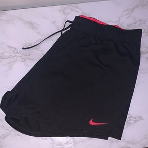 These are Women’s Nike athletic shorts in great condition. Size XL.